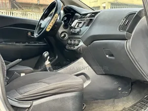Kia Rio EX 4dr Hatchback (1.6L 4cyl 6A) 2014 Gris