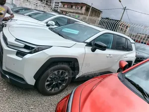 Toyota RAV4 LE 2026 Blanc cassé