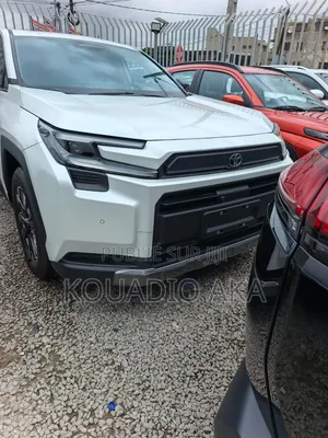 Toyota RAV4 LE 2026 Blanc cassé