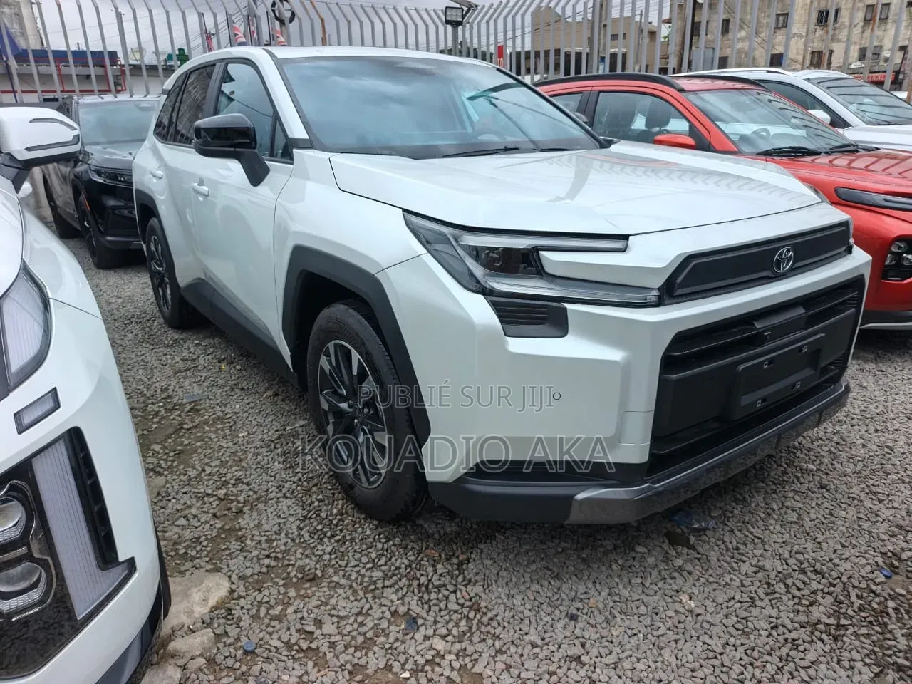 Toyota RAV4 LE 2026 Blanc cassé