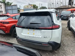 Toyota RAV4 LE 2026 Blanc cassé