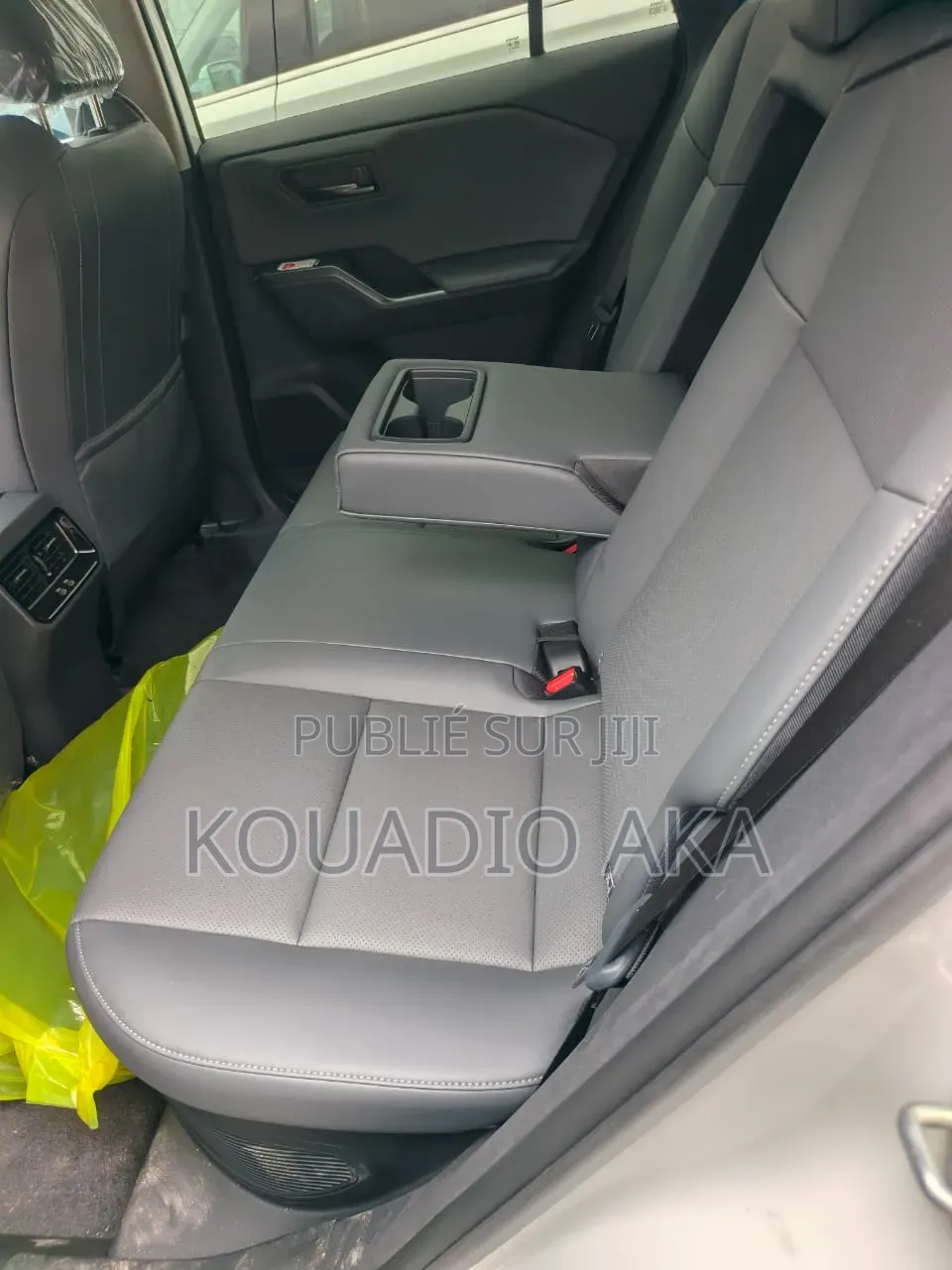 Toyota RAV4 LE 2026 Blanc cassé