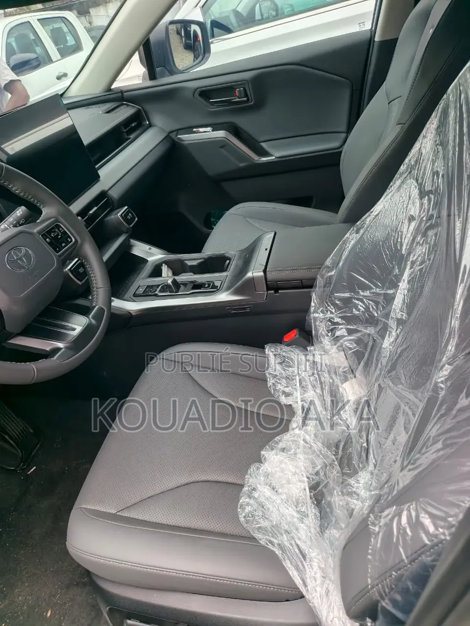 Toyota RAV4 LE 2026 Blanc cassé