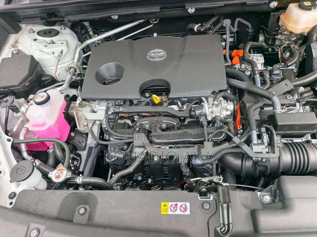 Toyota RAV4 LE 2026 Blanc cassé