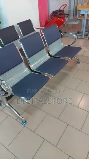 Trois Chaises Collées