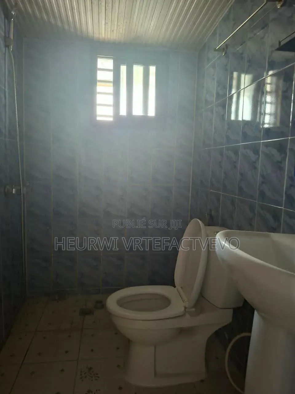 2chbre Villa dans Cité Mangnin, Cocody à Vendre