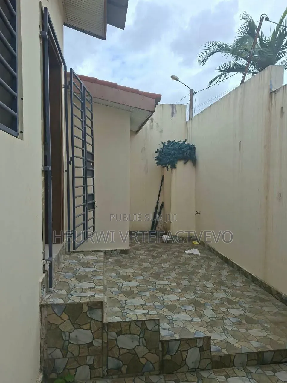 2chbre Villa dans Cité Mangnin, Cocody à Vendre