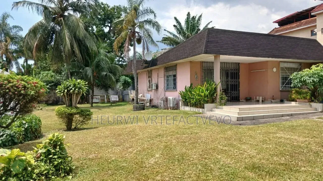 6chbre Villa dans Cocody à Vendre