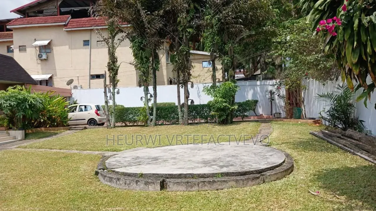6chbre Villa dans Cocody à Vendre