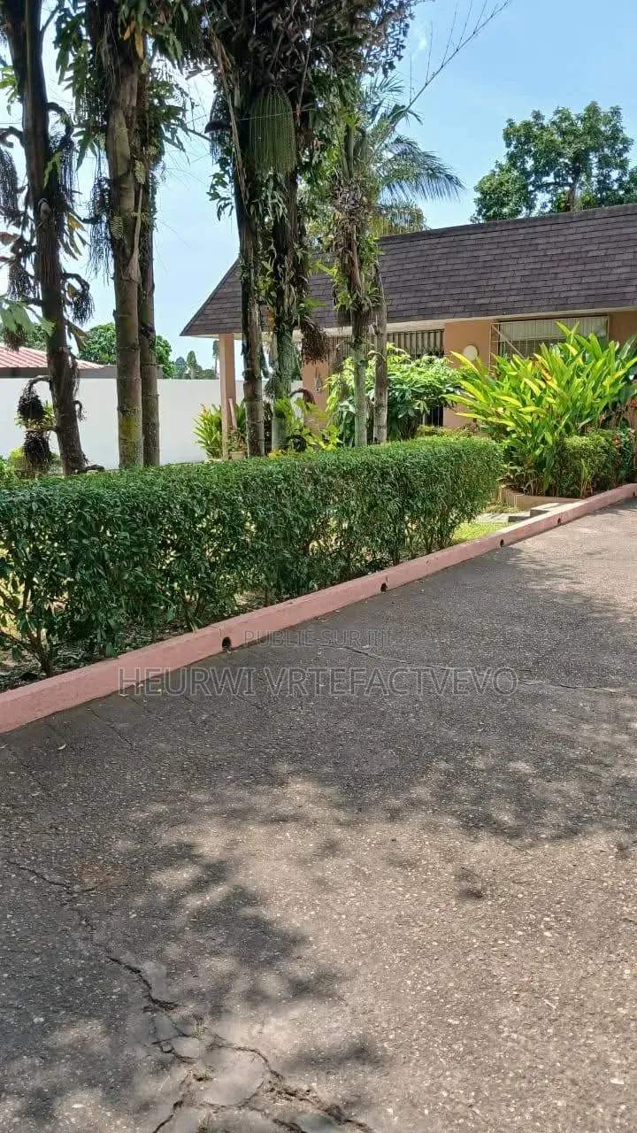 6chbre Villa dans Cocody à Vendre