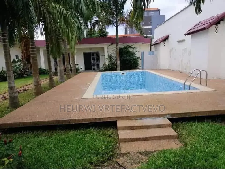 5chbre Villa dans Mermoz, Cocody à Vendre