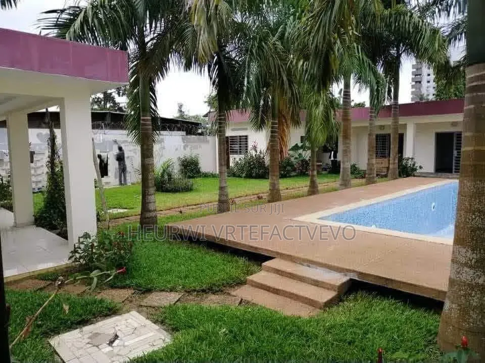 5chbre Villa dans Mermoz, Cocody à Vendre