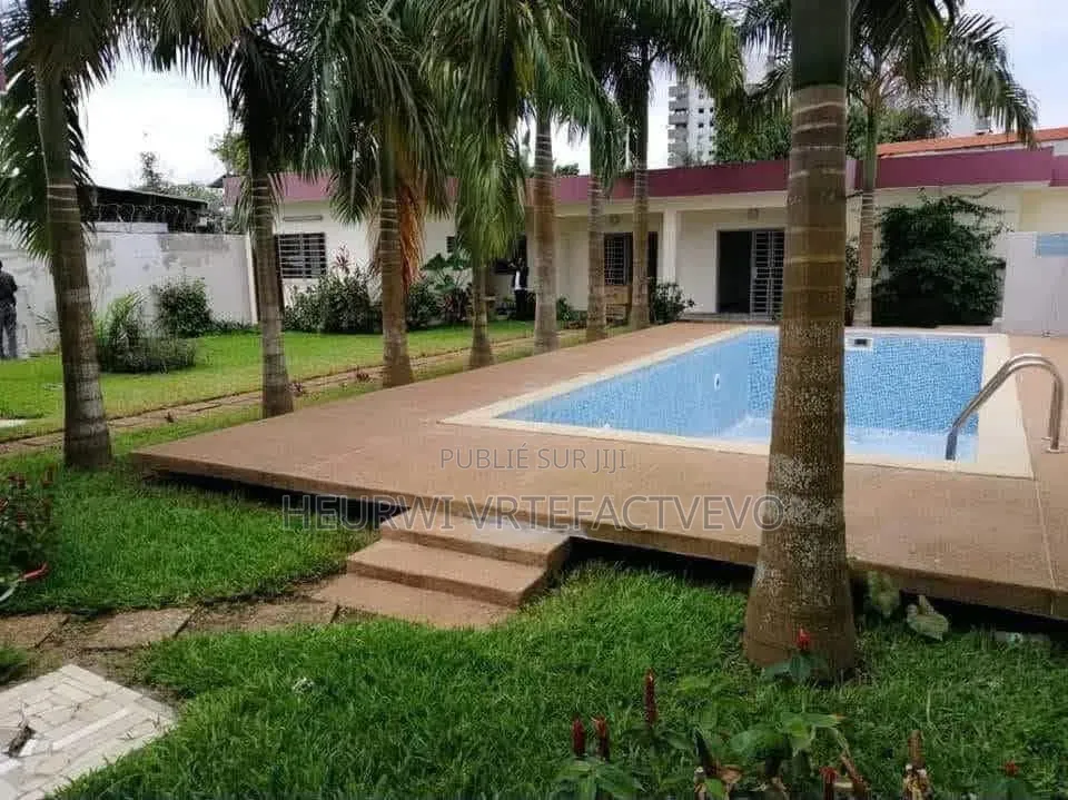 5chbre Villa dans Mermoz, Cocody à Vendre