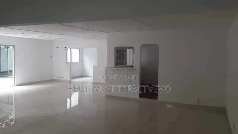 5chbre Villa dans Mermoz, Cocody à Vendre