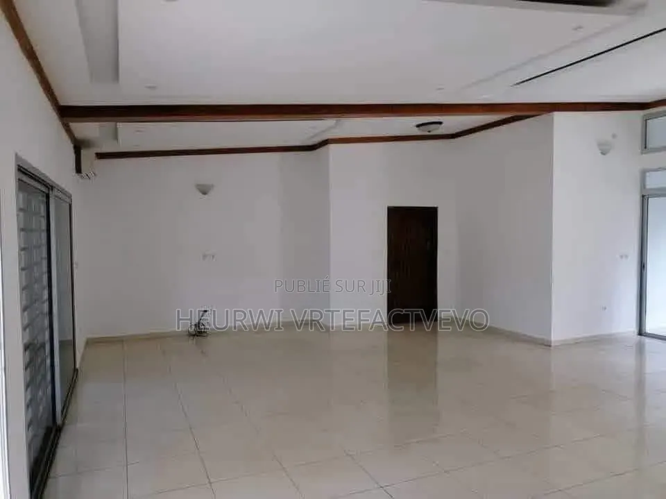 5chbre Villa dans Mermoz, Cocody à Vendre