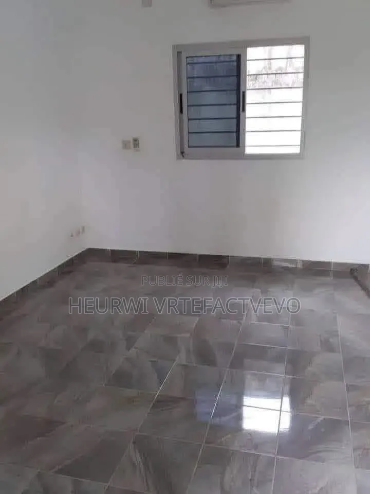 5chbre Villa dans Mermoz, Cocody à Vendre