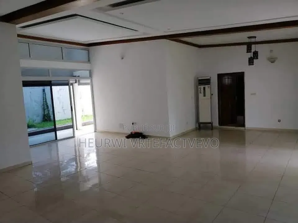 5chbre Villa dans Mermoz, Cocody à Vendre