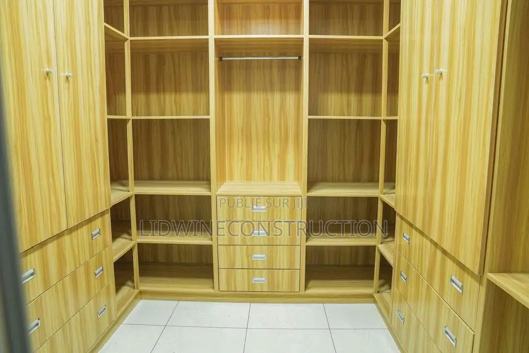 Meublé 8chbre Villa dans Cocody à Vendre