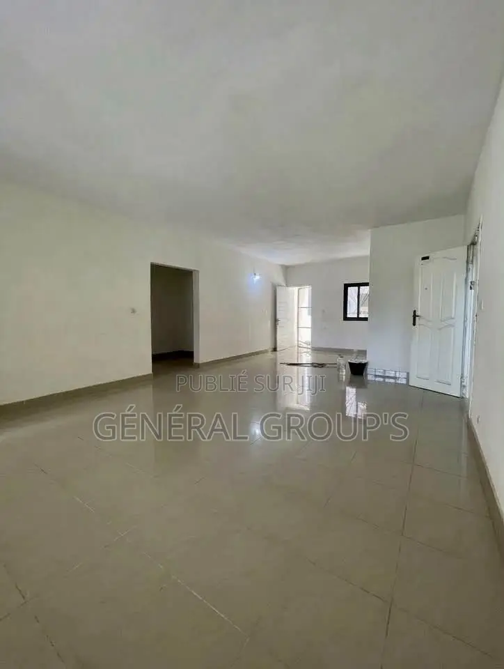 2chbre Appartement dans Boga Hugues, Cocody à Louer