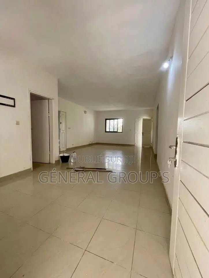 2chbre Appartement dans Boga Hugues, Cocody à Louer