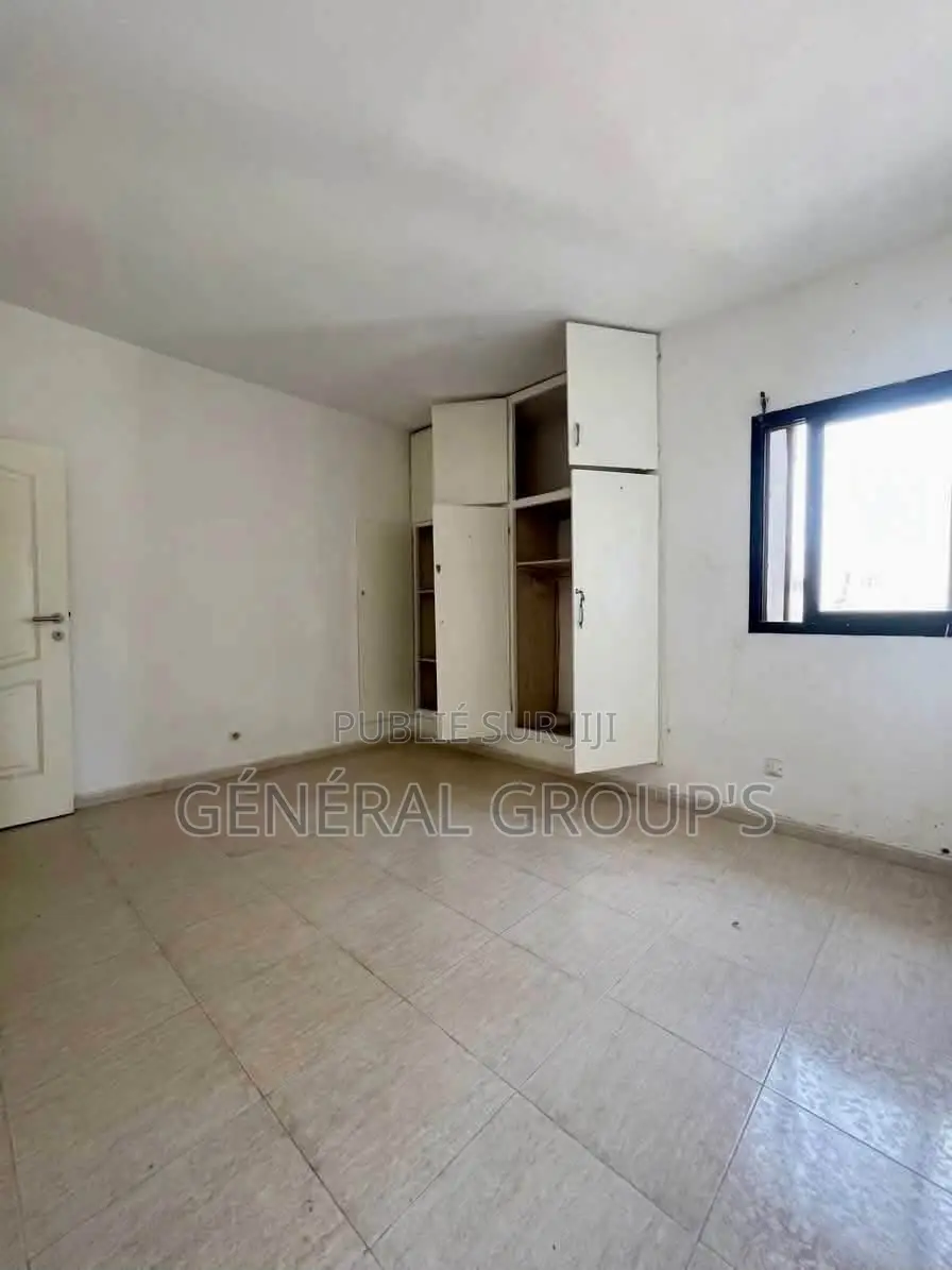 2chbre Appartement dans Boga Hugues, Cocody à Louer