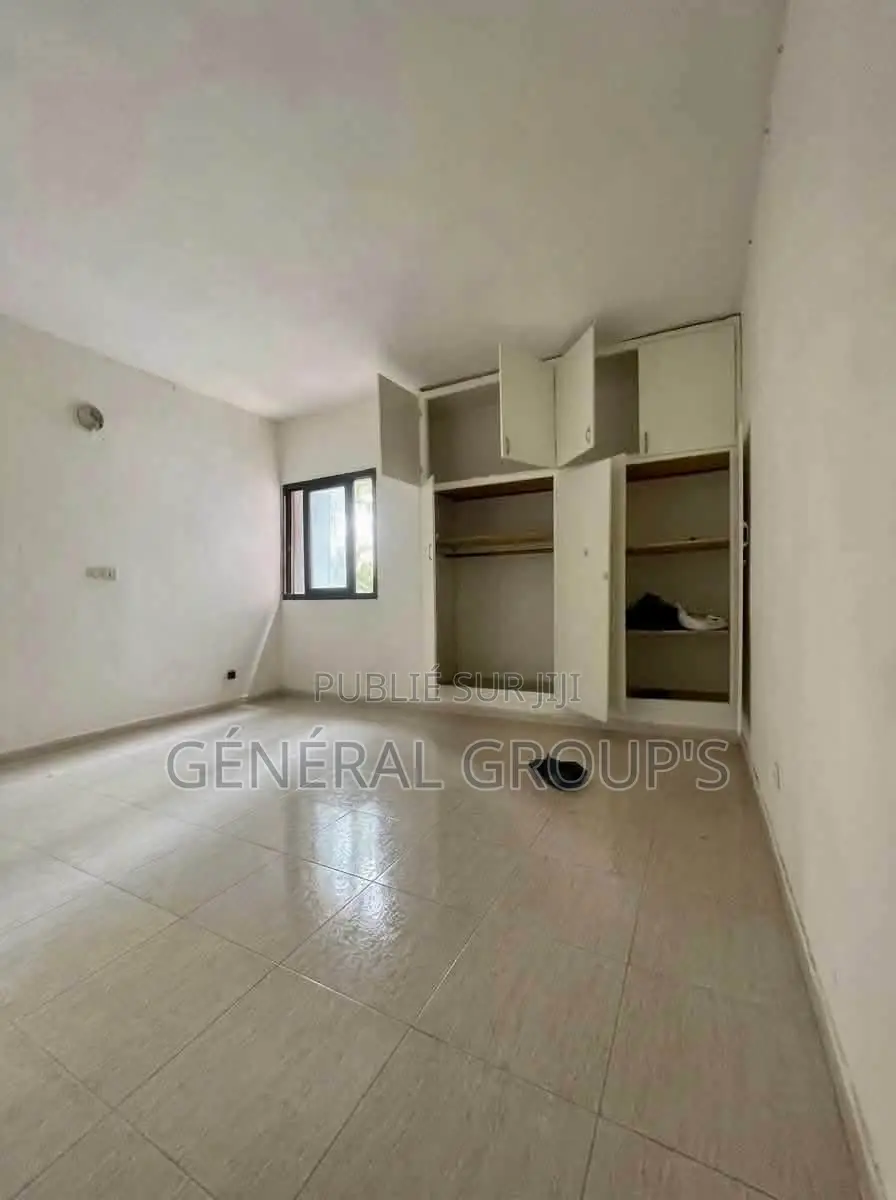 2chbre Appartement dans Boga Hugues, Cocody à Louer