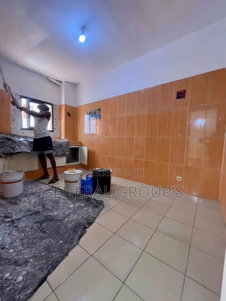 2chbre Appartement dans Boga Hugues, Cocody à Louer