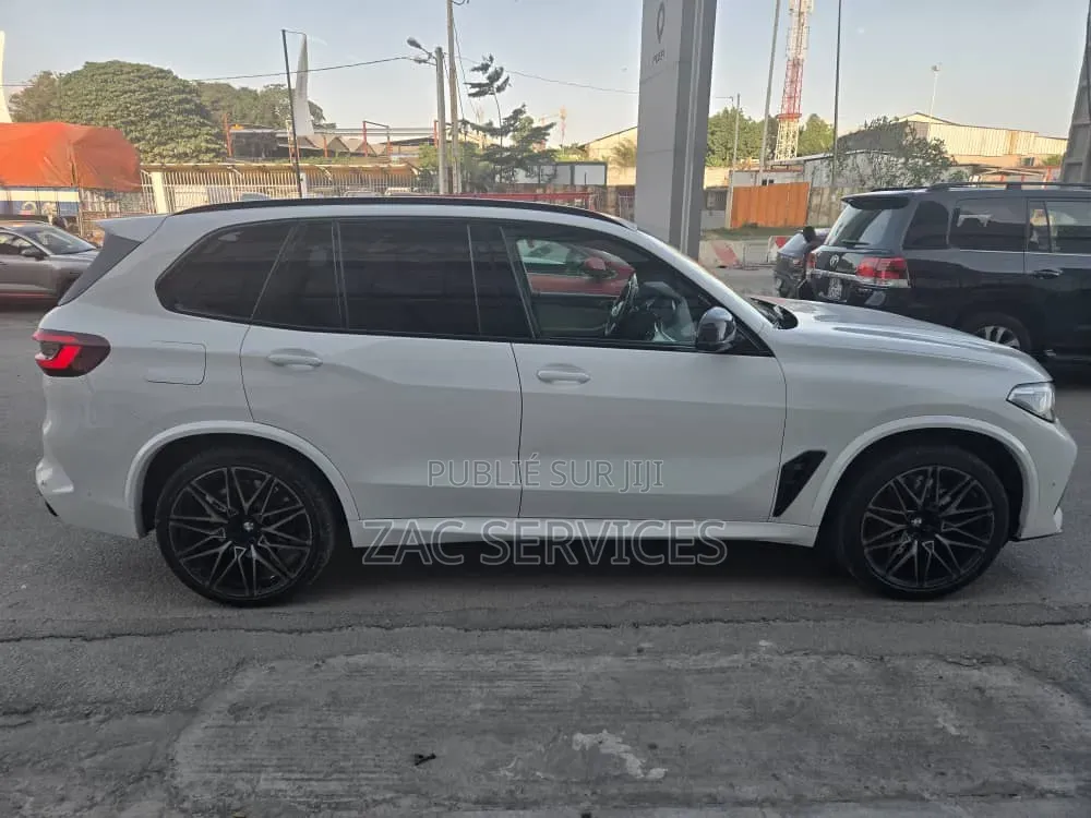 BMW X5 xDrive40i 2023 Blanc cassé