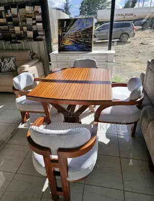 Table À Manger Plus Chaises en Bois