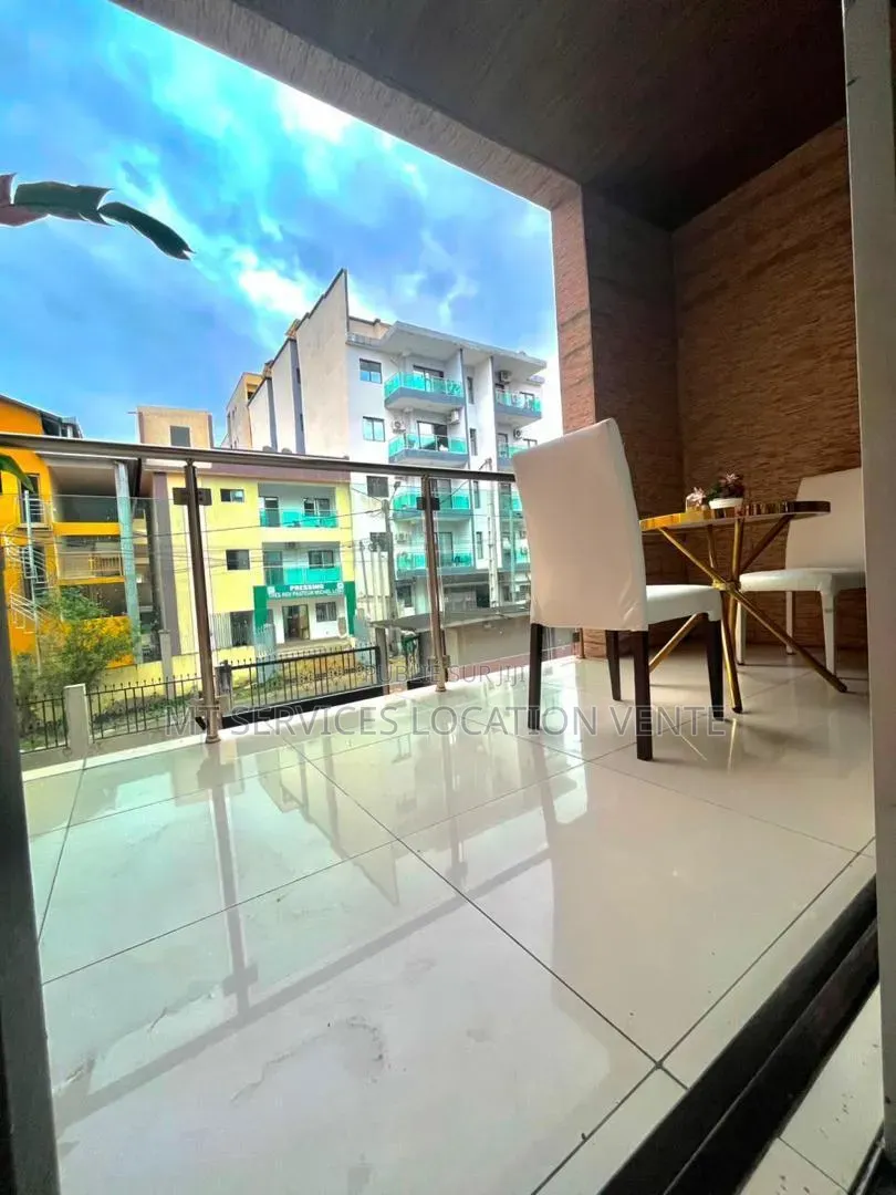 Meublé 3chbre Appartement dans Mt Le Lux À Petit, Cocody à Louer