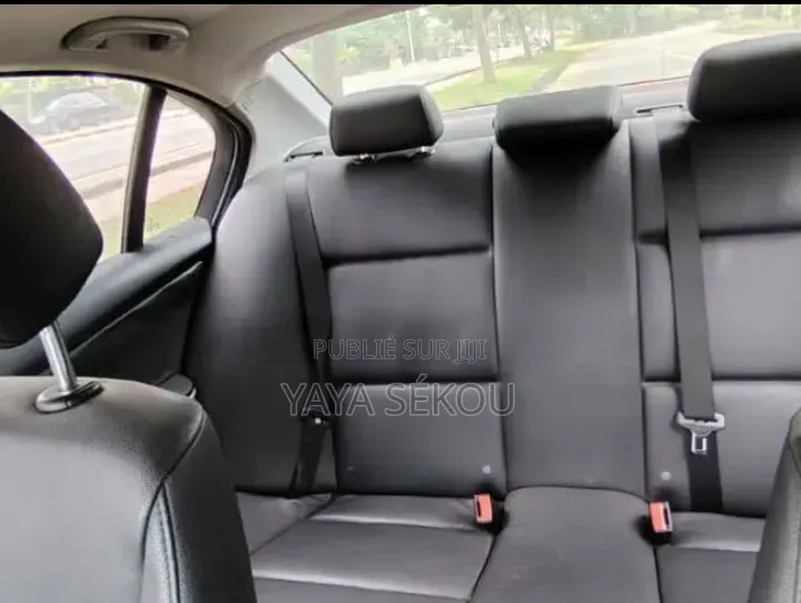 Nouveau BMW 318i 2025 Blanc cassé