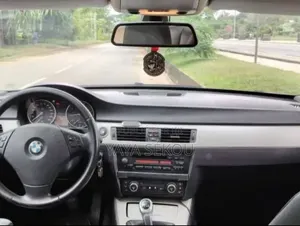 Nouveau BMW 318i 2025 Blanc cassé