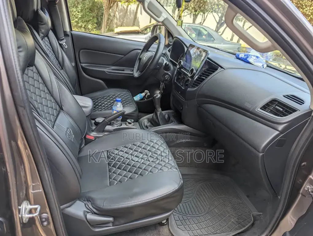 Mitsubishi L200 2020 Gris
