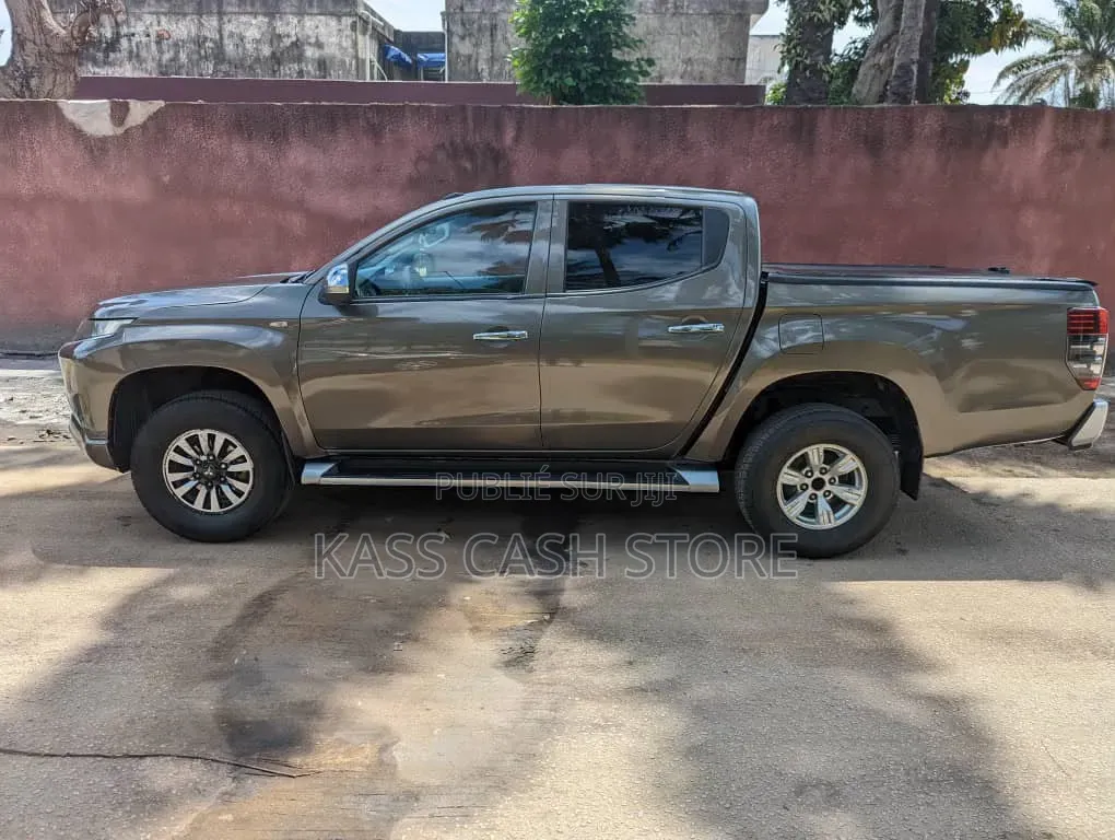 Mitsubishi L200 2020 Gris