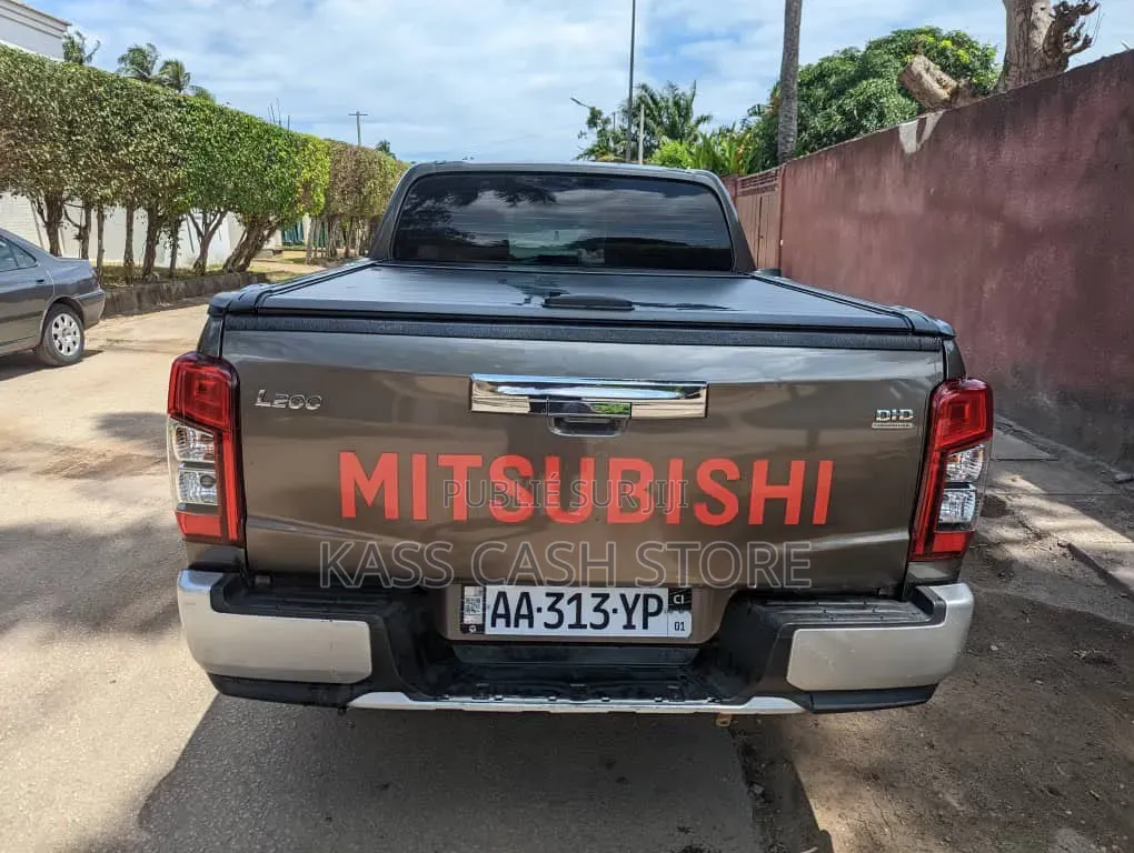 Mitsubishi L200 2020 Gris