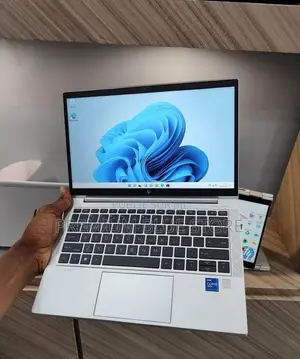 Nouveau HP EliteBook 830 G8 16GB Intel Core i7 SSD 256GB