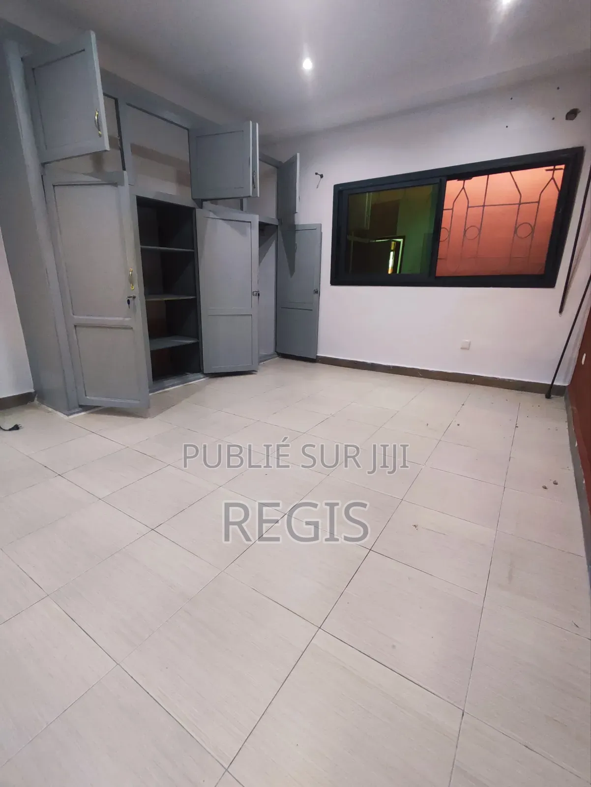 3chbre Villa dans Regis, Cocody à Louer