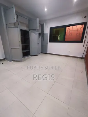 3chbre Villa dans Regis, Cocody à Louer