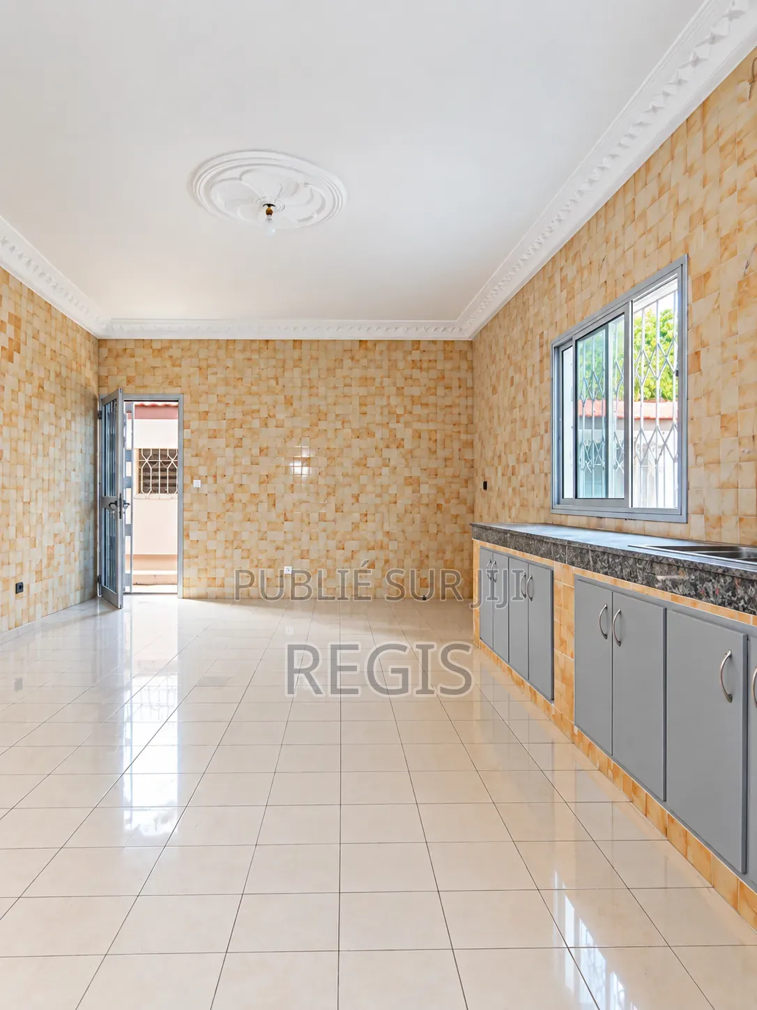 11chbre Duplex dans Regis, Cocody à Louer