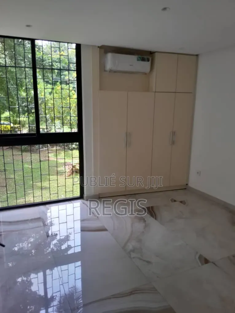4chbre Appartement dans Regis, Cocody à Louer