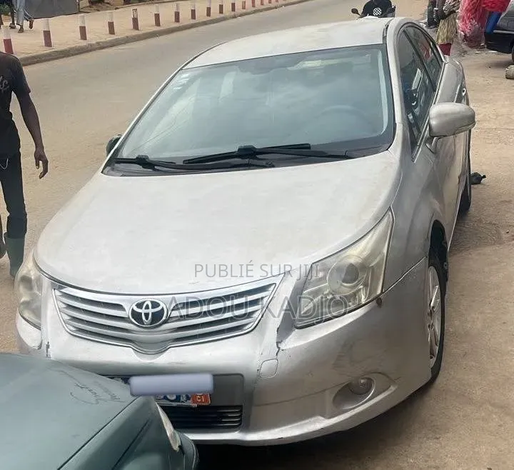 Toyota Avensis 2.0 Advanced 2012 Gris