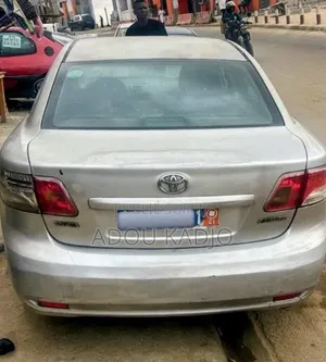Toyota Avensis 2.0 Advanced 2012 Gris