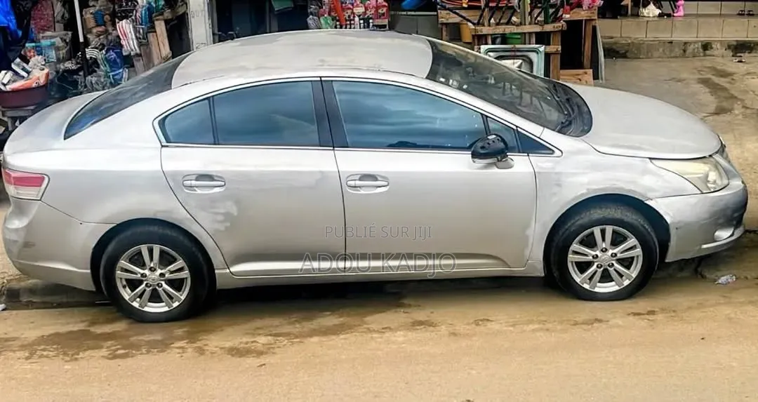 Toyota Avensis 2.0 Advanced 2012 Gris