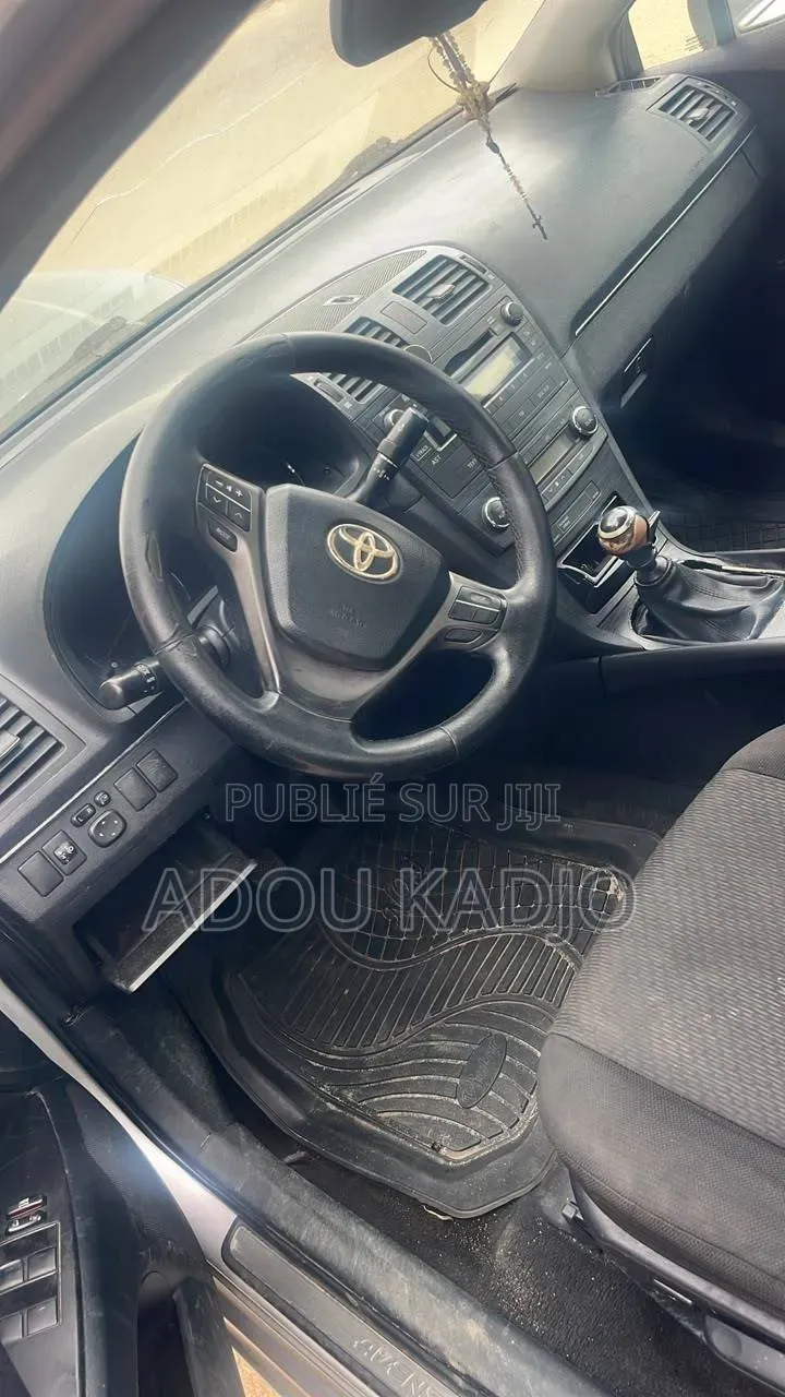 Toyota Avensis 2.0 Advanced 2012 Gris