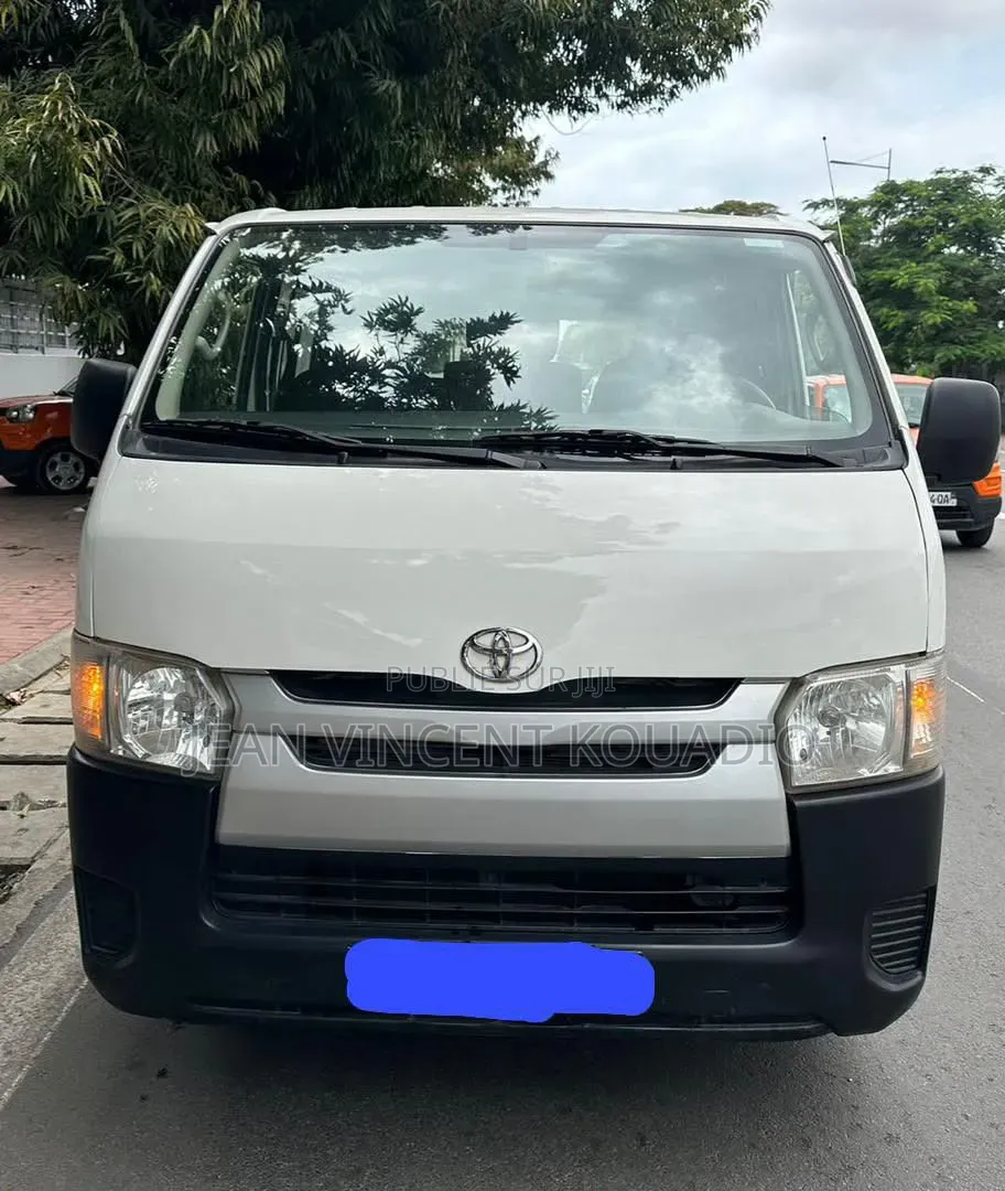 Toyota HiAce 2022 Blanc