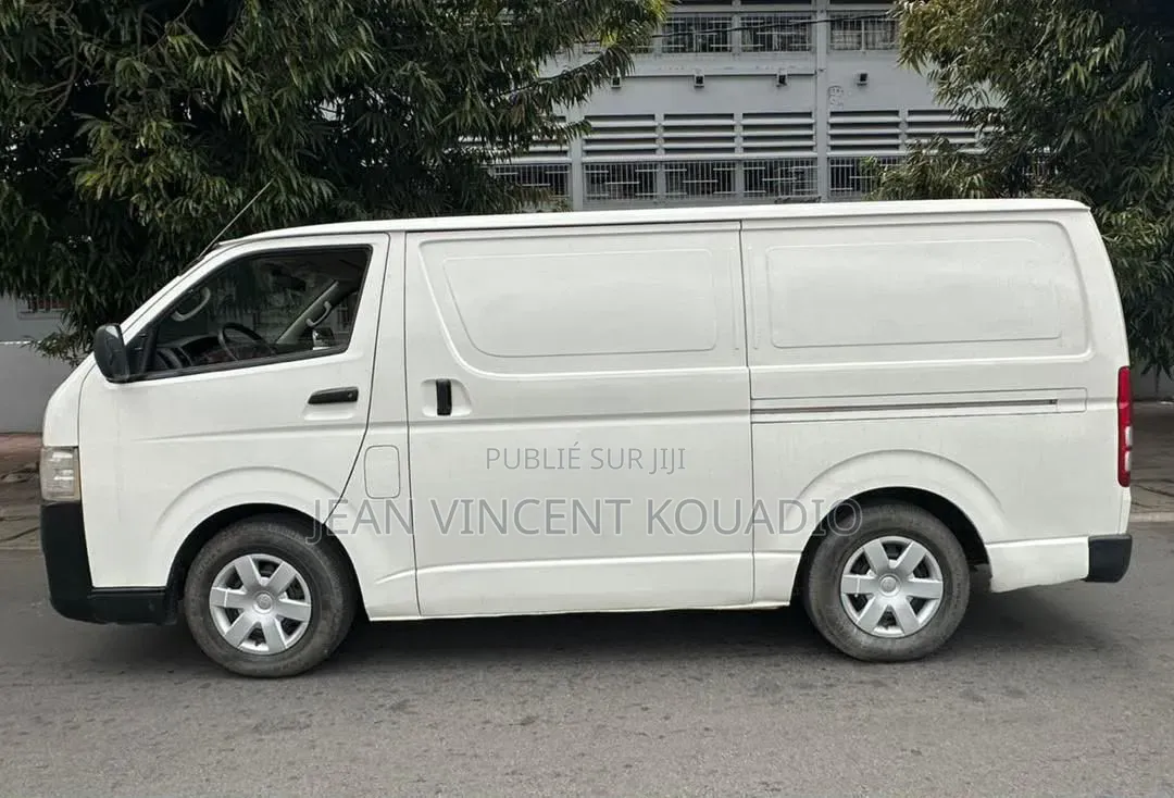 Toyota HiAce 2022 Blanc