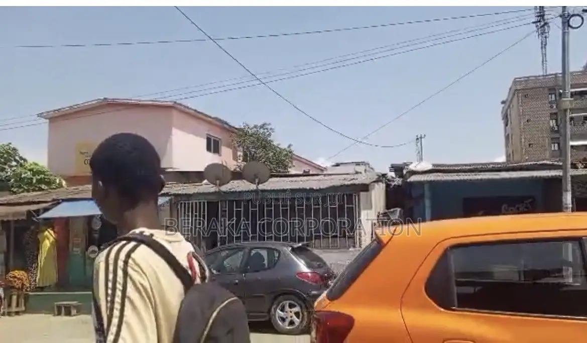 BAIL – ADJAMÉ DALLAS 400 M2 | Bordure Voie Principale, Axe Platea