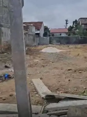  TERRAIN À VENDRE – CARREFOUR PRIÈRE  Superficie : 1 000 M2 