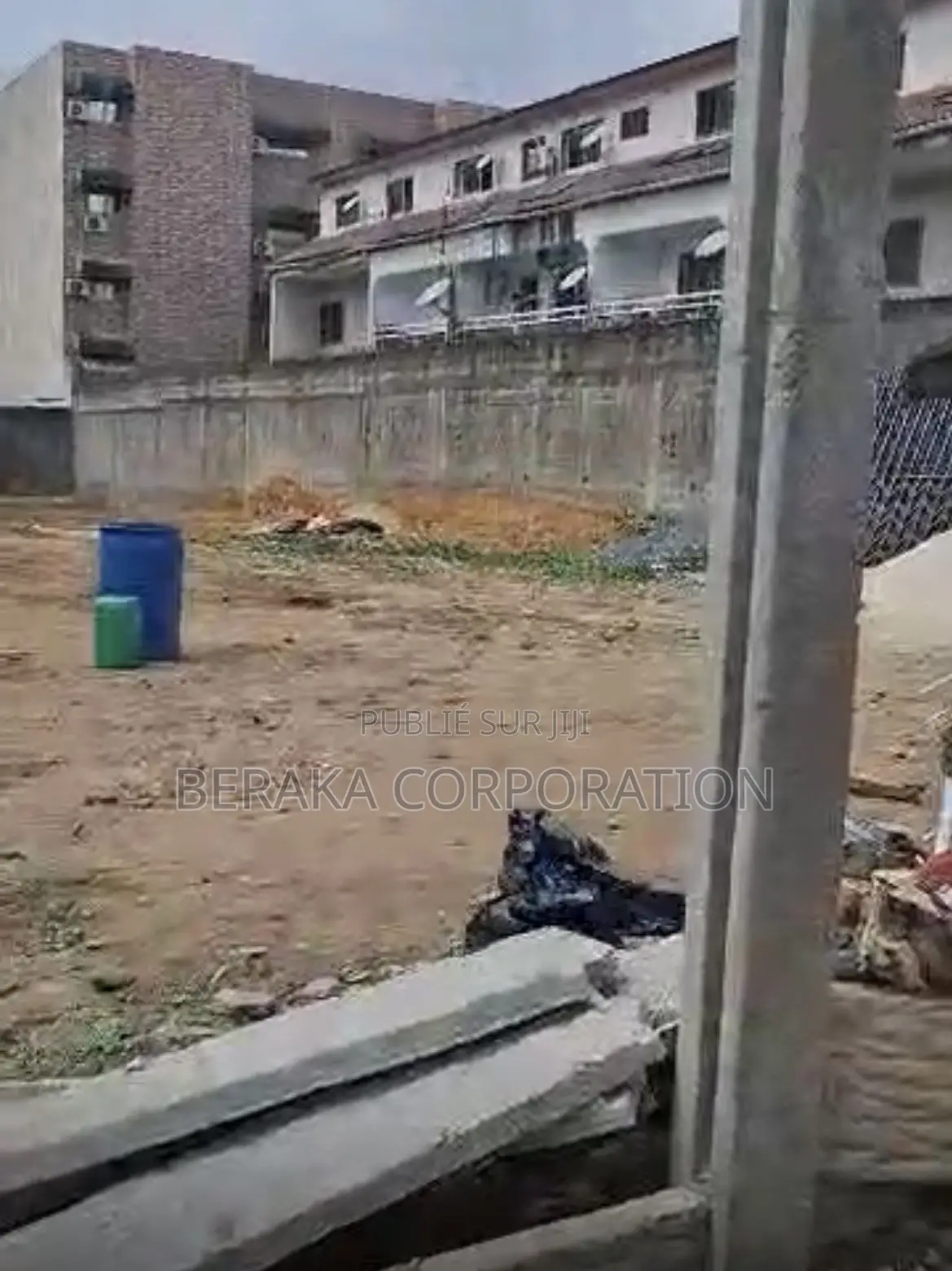  TERRAIN À VENDRE – CARREFOUR PRIÈRE  Superficie : 1 000 M2 