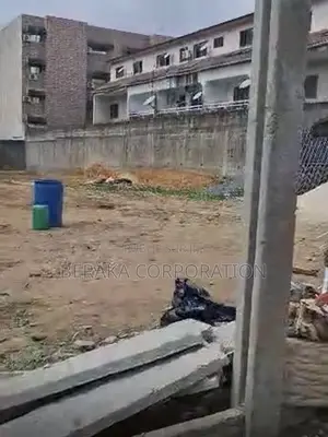  TERRAIN À VENDRE – CARREFOUR PRIÈRE  Superficie : 1 000 M2 